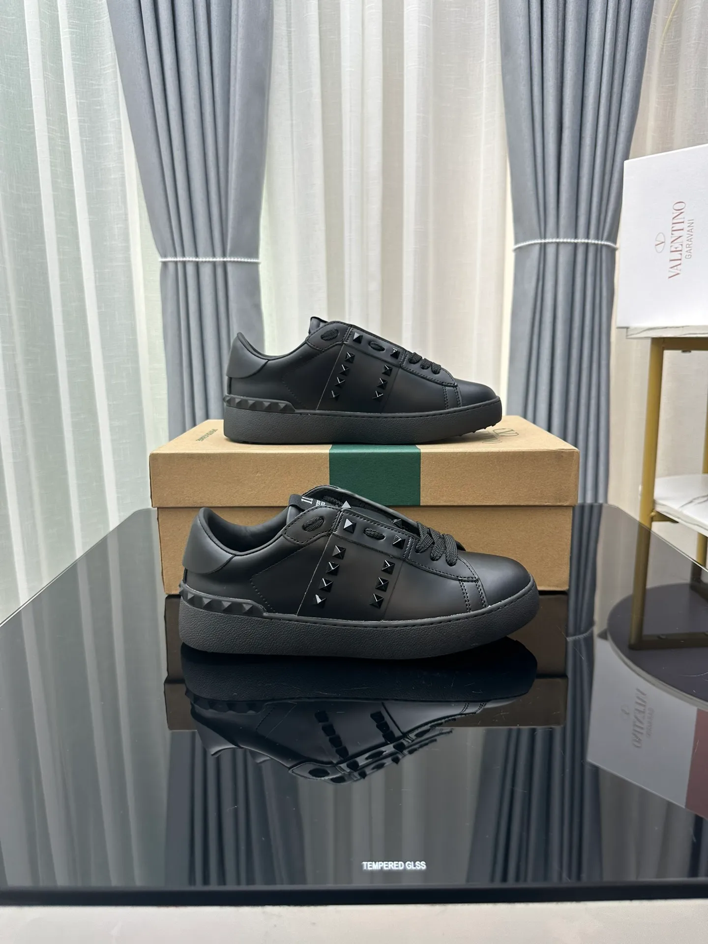 👟👟Ex-factory price 480👟👟 Women's shoes Women's clothing Valentino Valentino GARAVANI O👟👟Ex-factory price EN DISCO Rivets Thick soles Casual sneakers Increased height White shoes Original purchase and development Production V family classic series Willow nail white shoes Hot sale at the counter Brand new Huge 6.5cm platform thick sole with original classic series A perfect favorite for short people. Comes with exquisite packaging at the counter🛍📦 ▪️ Fabric: Original custom imported calfskin ▪️ Lining: Imported custom soft cowhide lining ▪️ Sole: Original molded ultra-light rubber foam material ▪️ Sole thickness: 6.5 ▪️ Size: Women's 35-45 (45 is custom-made and cannot be returned or exchanged)